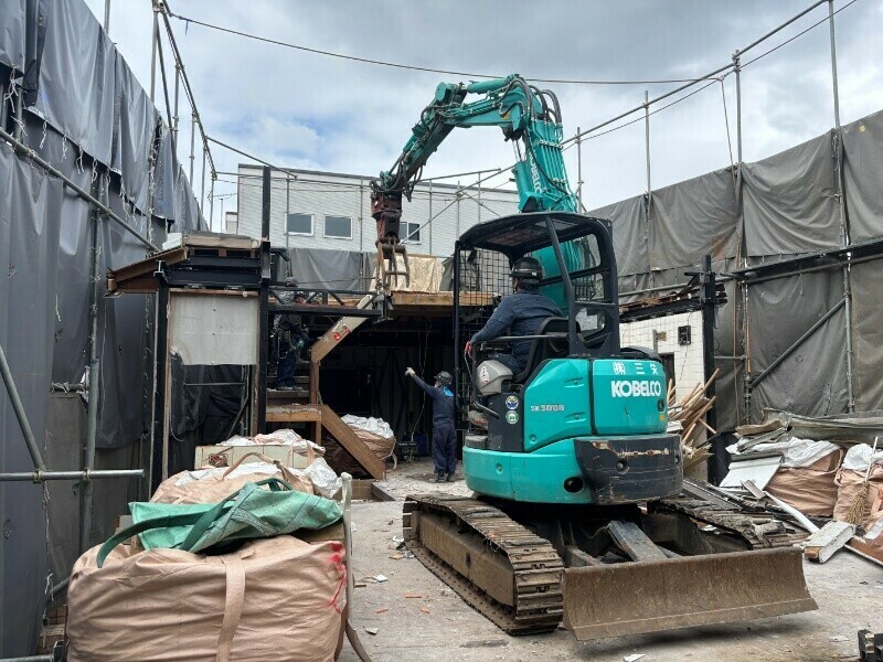 東京都足立区解体業者木造重機指差し